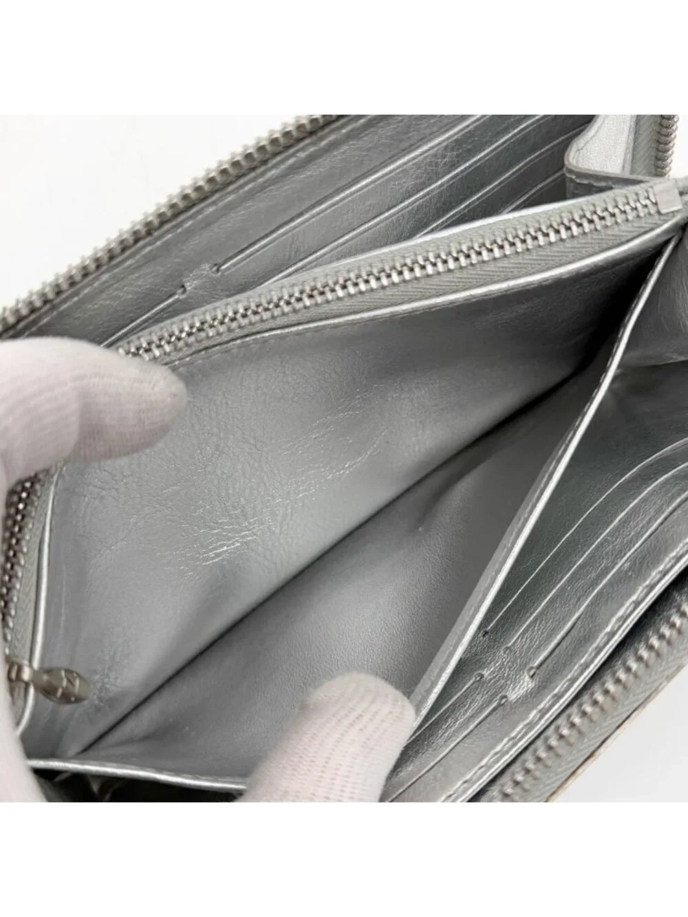 Louis Vuitton Limited Edition Zippy Wallet Suhali Silver Round